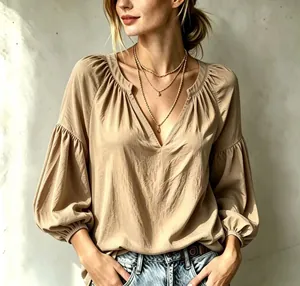 Vue détaillée d'une blouse plissée à col en V avec de jolies manches ballons