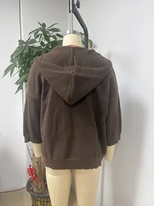 Vue arrière détaillée d'un gilet en tricot marron à capuche avec manches trois-quarts