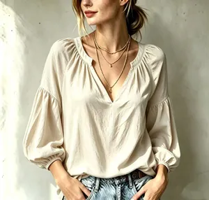 Blouse beige élégante à col en V, plis et manches bouffantes au style décontracté