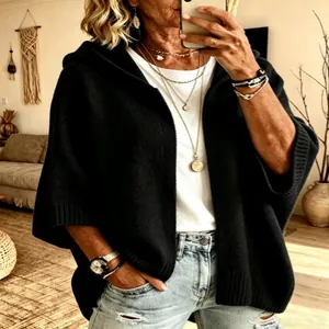 Détail du cardigan noir à capuche pour femme avec manches 3/4 en selfie miroir