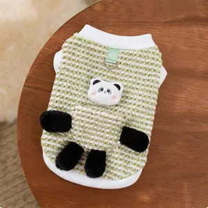 Dettaglio maglione per animali a righe verdi con panda di peluche e anello a D per guinzaglio