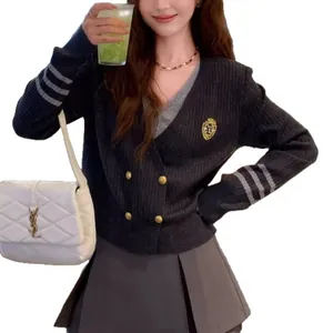 Zweireihiger Cardigan im Preppy-Stil mit Schulabzeichen und Streifen.