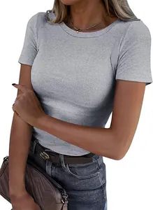 Détail d'un t-shirt gris côtelé à manches courtes pour femme, montrant la texture du tissu