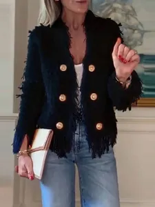 Elegante schwarze Tweedjacke mit Fransen und goldenen Knöpfen für einen schicken Herbstlook