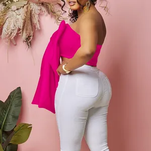 Crop top rosa acceso senza spalline con grande fiocco laterale vista di profilo