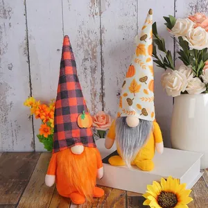 Gnomi della festa del raccolto senza volto con cappelli di zucca per decorazioni autunnali