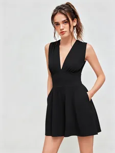 Eleganter schwarzer Damen Jumpsuit mit tiefem V-Ausschnitt und Taschen für den Sommer.