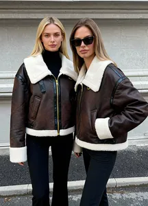 Zwei Models in braunen Vintage-Suede-Fliegerjacken mit weißem Lammfellbesatz im Freien