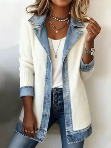 Vista ravvicinata di un cardigan da donna bianco in maglia a coste con colletto denim