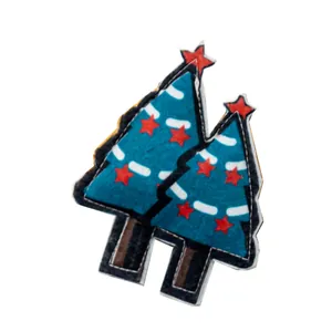 Detailansicht von blauen Filz-Weihnachtsbaum-Katzenspielzeugen mit roten Sternen