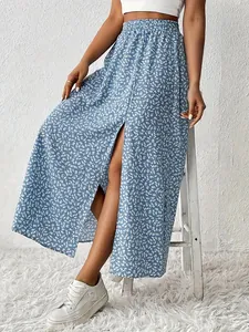 Dettaglio di una gonna lunga blu a fiori con elegante spacco anteriore