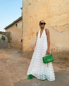 Robe longue blanche élégante à licou et col en V avec fleurs 3D pour les vacances