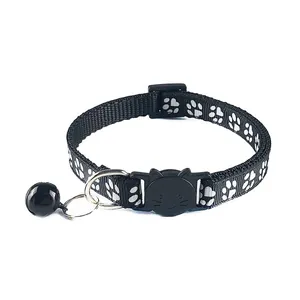 Gedetailleerd overzicht van de zwarte halsband met pootafdrukken en een klein belletje