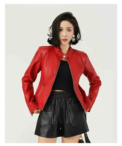 Veste en similicuir rouge élégante pour femme avec col montant pour un look chic.