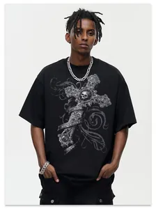 Vista ravvicinata della t-shirt vintage con stampa teschio e croce stile streetwear