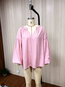 Chemisier rose décontracté à col en V avec manches bouffantes plissées et coupe ample fluide.