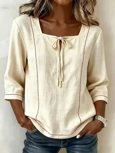 Lässige beige Bluse mit Karree-Ausschnitt, Bindedetail und elegantem vertikalem Liniendruck