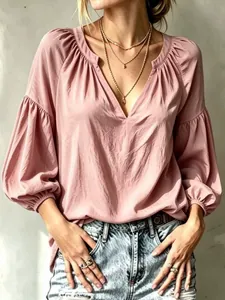 Élégante blouse vieux rose à col en V avec détails plissés et manches bouffantes