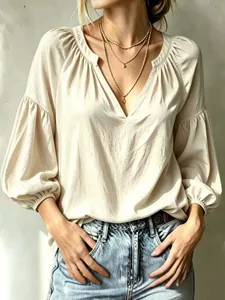 Élégant chemisier beige à col en V, plissé avec manches bouffantes pour un look chic décontracté