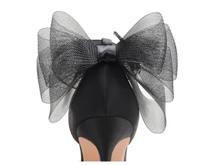 Detailansicht eleganter schwarzer Satin-High-Heels mit großer Netzschleife am Absatz