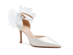 Detail von weißen Satin-High-Heels mit spitzer Kappe, Tüllschleife und Knöchelriemen