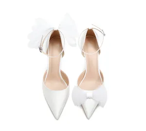 Elegante weiße Brautschuhe aus Satin mit einer großen Tüllschleife und spitzer Kappe