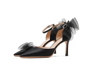 Detailansicht schwarze Satin-Pumps mit spitzer Kappe und eleganter Netzschleife