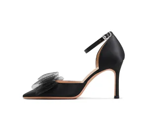Elegante schwarze Stilettos mit spitzer Zehenpartie, Netzhaut-Blume und Knöchelriemen