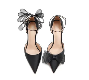 Elegante schwarze Stilettos mit spitzer Zehenpartie und großen Netzschleifen für Hochzeiten