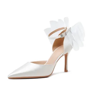 Elegante weiße Satin-Stilettos mit einer großen dekorativen Tüllschleife in der Seitenansicht