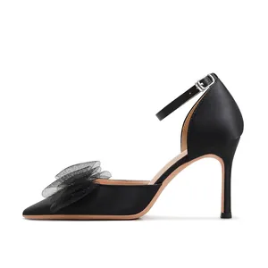 Elegante schwarze Stilettos mit spitzer Zehenpartie, Netzbogen und Knöchelriemen-Detail