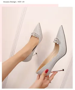 Élégants escarpins à talons aiguilles argentés avec boucle en strass pour les mariages