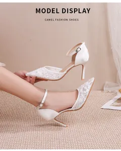 Détail rapproché de chaussures de mariée en dentelle blanche avec talon 8cm et bride