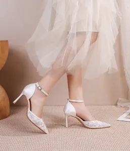 Vue latérale de chaussures de mariée en dentelle blanche avec mesh et talons aiguilles