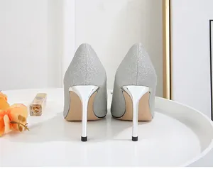 Vue arrière élégante de talons aiguilles argentés scintillants pour mariage et soirée