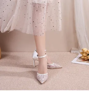 Vue détaillée d'élégantes chaussures de mariée en dentelle blanche à bride cheville