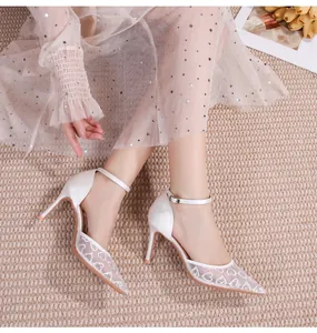 Élégantes chaussures de mariage en dentelle blanche avec talons de 8cm et motif cœur