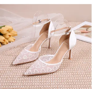 Élégantes chaussures de mariée en dentelle blanche avec broderie cœur et bride cheville