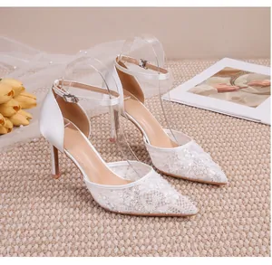 Vue détaillée des chaussures de mariée en dentelle blanche avec bride cheville