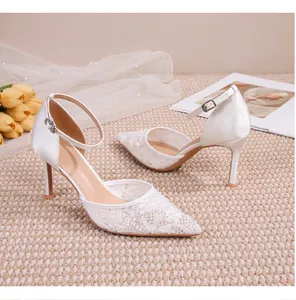 Chaussures de mariage en dentelle blanche avec détails en résille et bride cheville