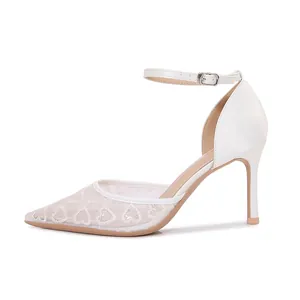 Vue de profil de chaussures de mariée élégantes en dentelle avec broderie de cœur