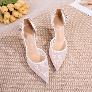 Escarpins de mariée élégants en dentelle blanche et mesh avec broderie coeur