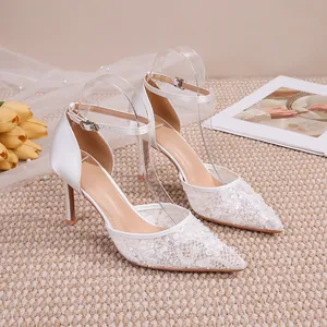 Vue détaillée de chaussures de mariée en dentelle blanche avec broderie florale
