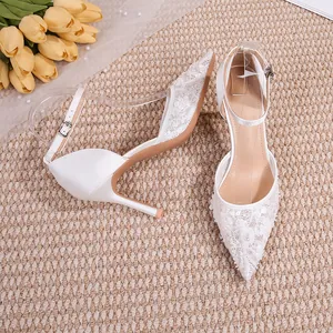 Escarpins de mariée en dentelle blanche avec bride cheville et talon 8 cm.