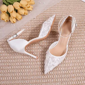 Vue de dessus d'élégants talons de mariée en dentelle blanche avec paillettes et détails