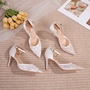 Chaussures de mariée élégantes en dentelle blanche et résille à cœurs.