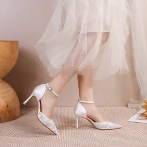 Chaussures de mariée élégantes en dentelle blanche avec talons de 8 cm et une bride