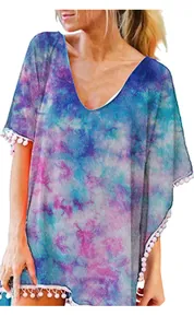 Λεπτομέρεια από tie-dye κάλυμμα παραλίας με λαιμόκοψη V και λευκά διακοσμητικά πομ πον.