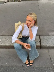 Top corto in pizzo bianco vintage francese con eleganti maniche a sbuffo e jeans
