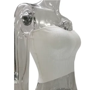 Vista lateral de un top de punto acanalado blanco sin tirantes en un maniquí transparente